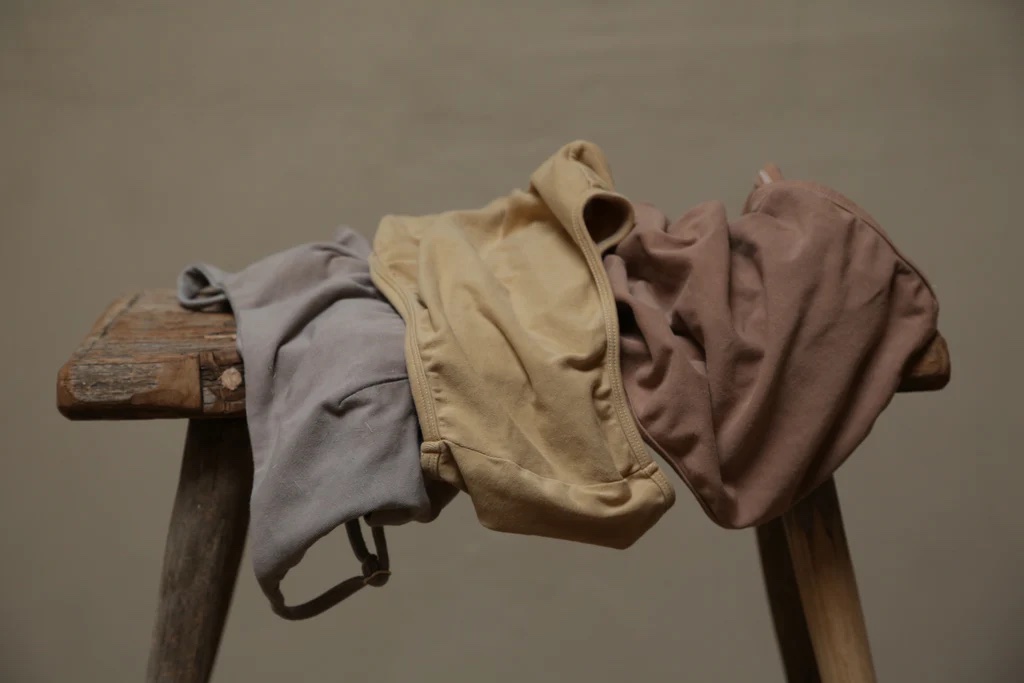 Naturally dyed clothes mordanted with tannins
